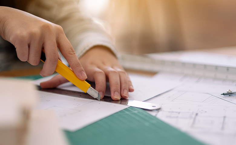 Person using a utility knife with an incident about to occur
